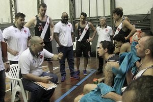 Christiano conversa com a equipe Christiano conversa com a equipe