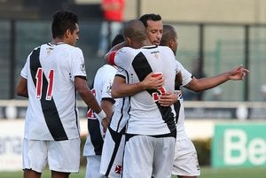 Jogadores comemoram gol de Nenê Jogadores comemoram gol de Nenê
