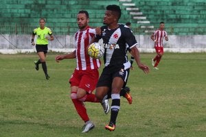 Lorran disputa bola com defensor do Náutico Lorran disputa bola com defensor do Náutico