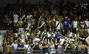 Torcida do Vasco tenta incentivar o time no Tijuca Torcida do Vasco tenta incentivar o time no Tijuca
