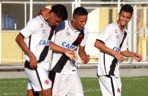 Adson (e) comemora gol com Nathan (c) e Borsatto (d) Adson (e) comemora gol com Nathan (c) e Borsatto (d)