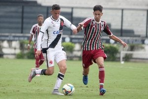 Arthur Sales em ação contra o Fluminense Arthur Sales em ação contra o Fluminense