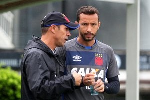 Milton Mendes conversa com Nenê Milton Mendes conversa com Nenê