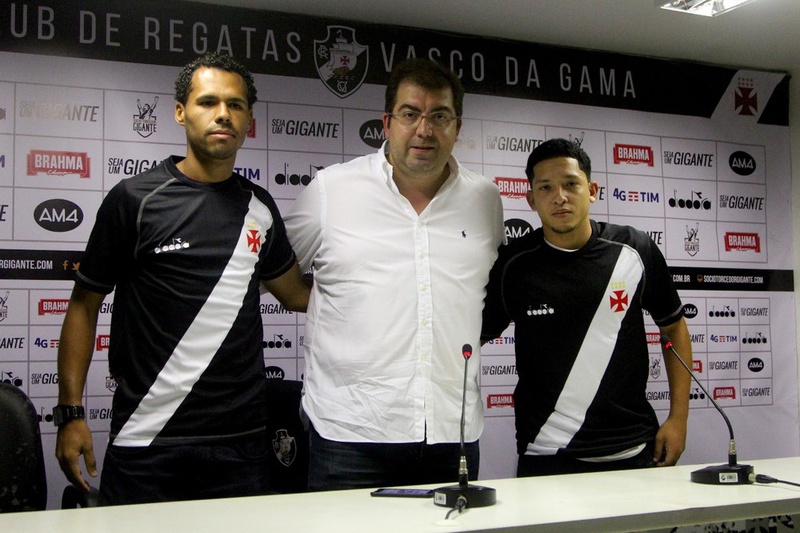 Bruno Silva e Lucas são apresentados por Fred Lopes, VP de futebol do Vasco