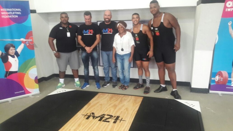 O treinador Carlos, a equipe M21, Solange e os atletas com a plataforma para treino