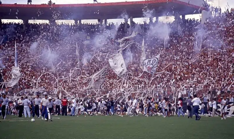 Imagem mostra festa da torcida em São Januário em 2000 SuperVasco