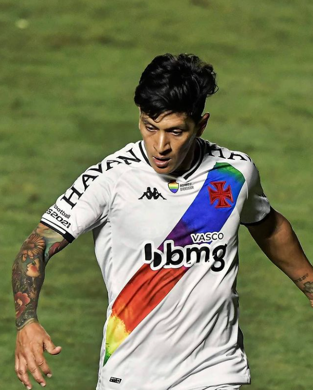 Camisa do orgulho LGBTQIA usada por Cano teve o maior lance em leilão