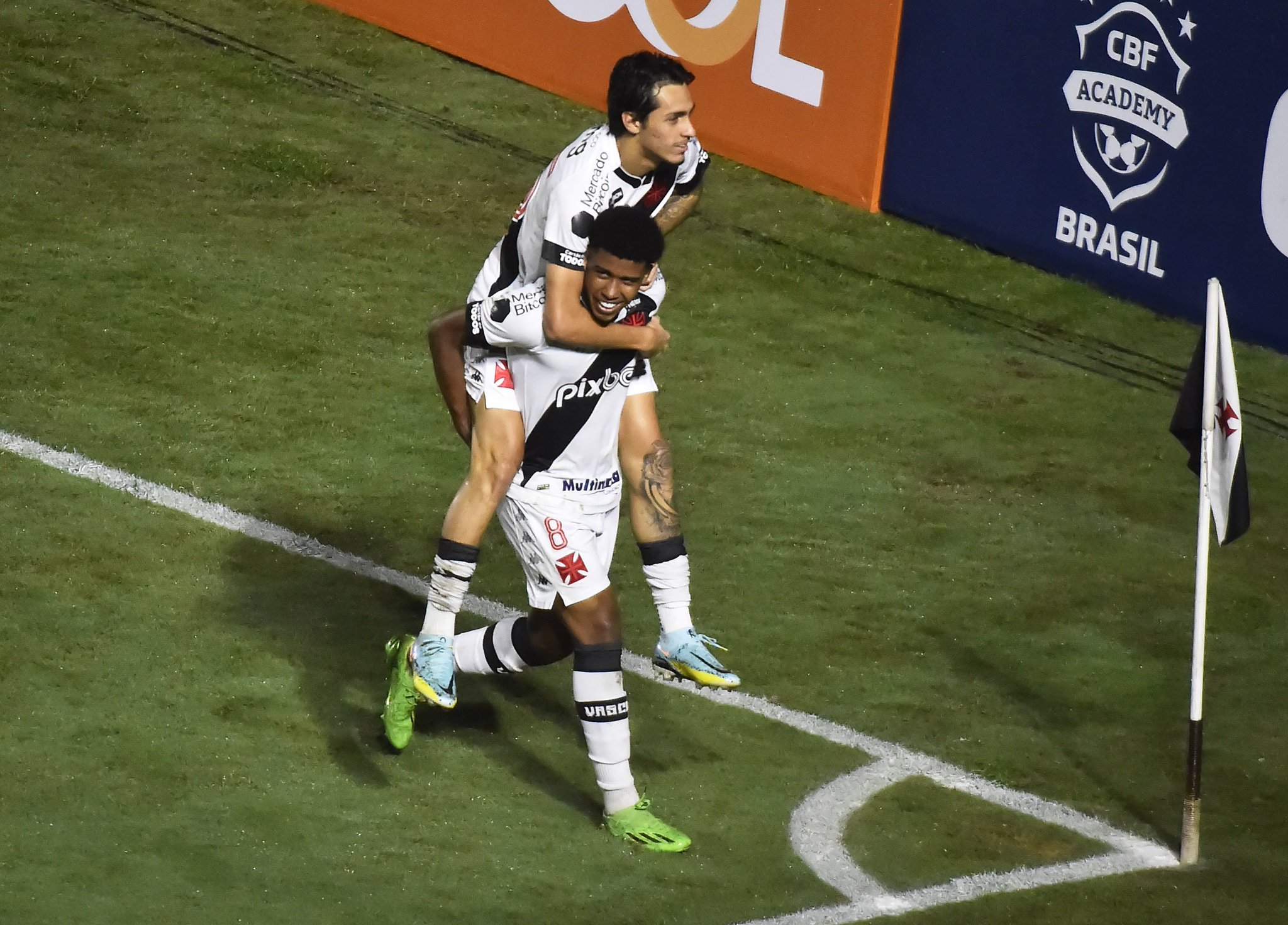 De Vasco Para Vasco Andrey Passou A Faixa Para Marlon Na Sele O Sub