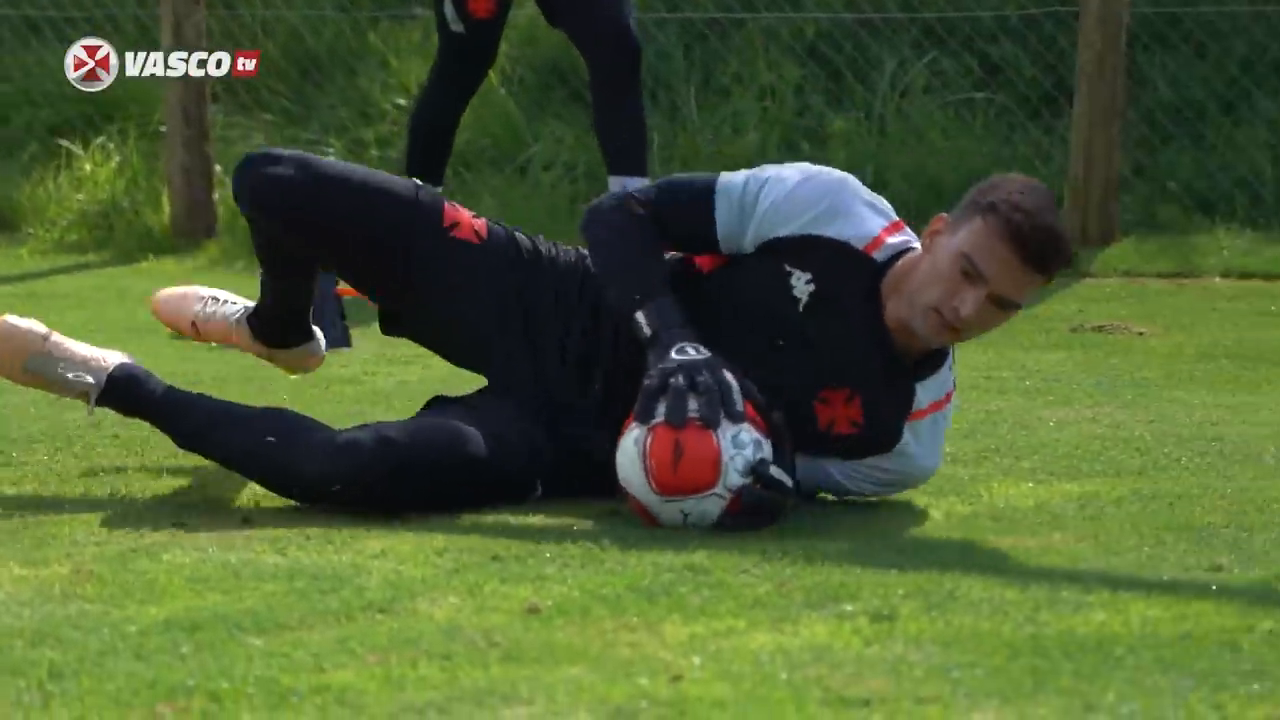 Léo Jardim reage ao novo uniforme de goleiro vídeo SuperVasco