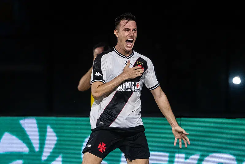 Lucas Piton é o lateral da Série A mais passes decisivos pelo Vasco