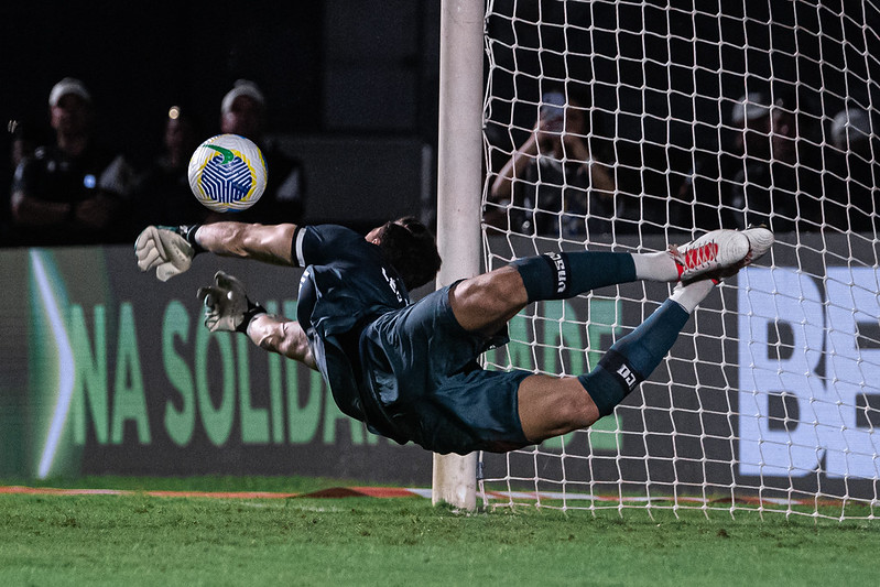 Léo Jardim vence enquete de melhor defesa da rodada 16 do Brasileiro