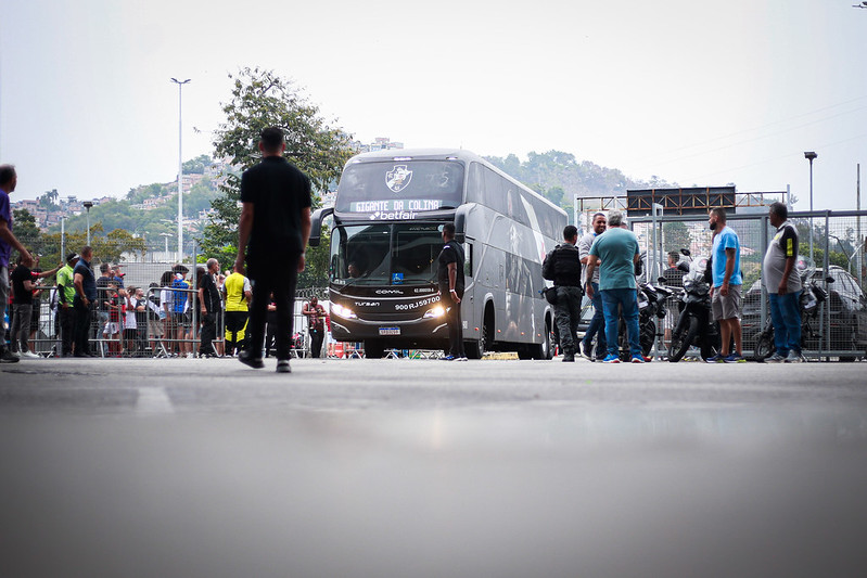 Fotos e vídeos da chegada do elenco vascaíno em São Januário SuperVasco