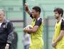 André participa de treino e é observado por Dorival Júnior e Juninho (Ivo Gonzalez / Agencia O Globo)