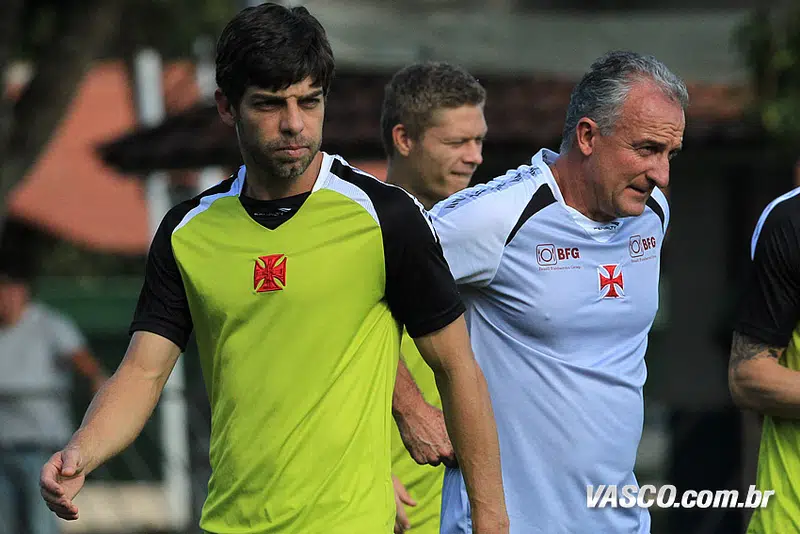 Juninho faz gesto de organizada do Vasco para torcida do Flamengo