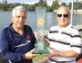 Diretor de remo e vice-presidente, Joaquim Oliveira e Paulo Mahomed com o troféu Guilherme Arinos (CRVG - Em Todos os Esportes)