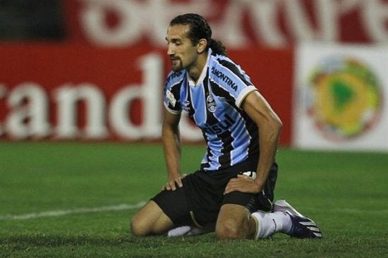Barcos, atacante do Grêmio