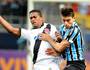 Abuda disputa bola contra o Grêmio (Lancenet)