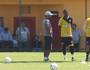 Joel Santana observa treino do Vasco neste domingo no CFZ (Thales Soares)