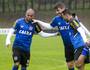 Zagueiros Anderson Salles (e) e Aislan se exercitam com Serginho (Paulo Fernandes/Vasco.com.br)