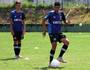 Atacante Carlos Eduardo (d) durante treinamento do sub-15 (Carlos Gregório/Vasco.com.br)