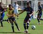 Guilherme Costa disputa jogada com Eder Luis durante o treino (Carlos Gregório Jr/Vasco)