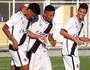 Adson (e) comemora gol com Nathan (c) e Borsatto (d) (Larissa Ramos/Vasco)