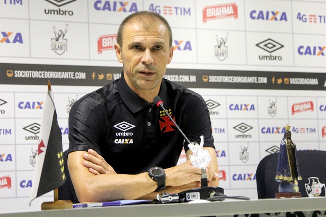 Treinador Milton Mendes durante entrevista coletiva