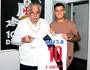 Coutinho é presenteado com uma camisa do Vasco pelo presidente Eurico Miranda (Paulo Fernandes/Vasco)