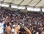 Torcedores cantando Camisas negras durante o Hino Nacional (Super Vasco)