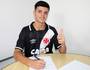 Gabriel Pec assinando primeiro contrato (Site Oficial do Vasco)