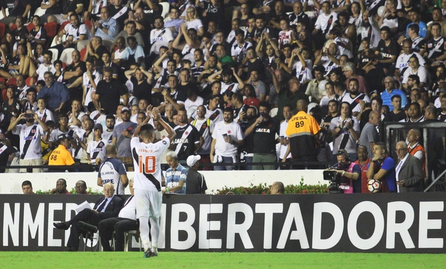 Evander é aplaudido pela torcida após atuação em São Januário