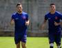 Desábato e Paulinho correm no campo: dupla está liberada para voltar a treinar com o elenco (Paulo Fernandes / Vasco)