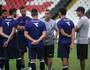 Jorginho orienta jogadores no gramado da Colina (Paulo Fernandes/Vasco.com.br)