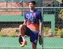 Giovanni Augusto faz exercício no gramado do CT (Carlos Gregório Jr/Vasco)