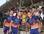 Jogadores posaram pra fotos com a torcida (Carlos Gregório Jr/Vasco)