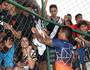 Ramon autografou camisas dos torcedores (Carlos Gregório Jr/Vasco)