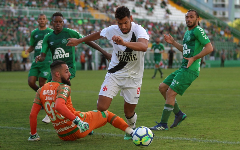 Andrés Ríos dribla Jandrei para marcar contra a Chapecoense no 1º turno