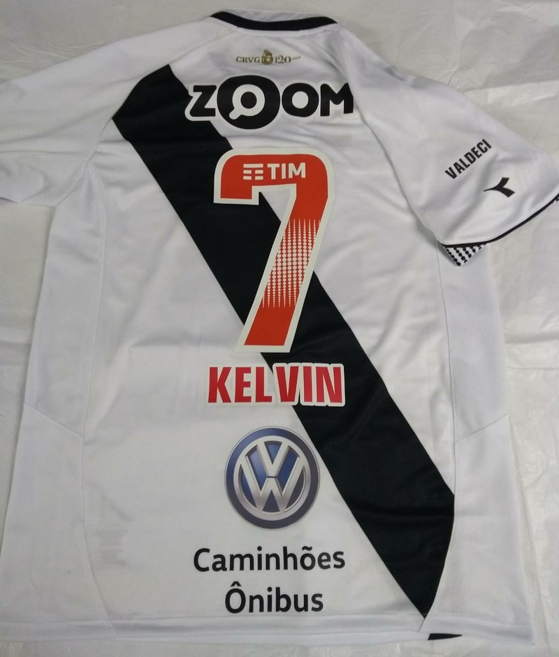 Camisa do jogador Kelvin com o nome do seu pai na Manga