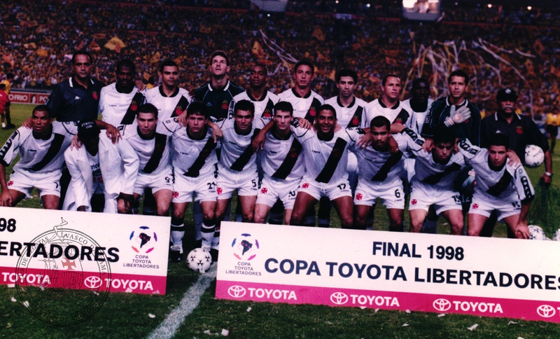 Equipe posa para a foto no jogo final, em Guaiaquil