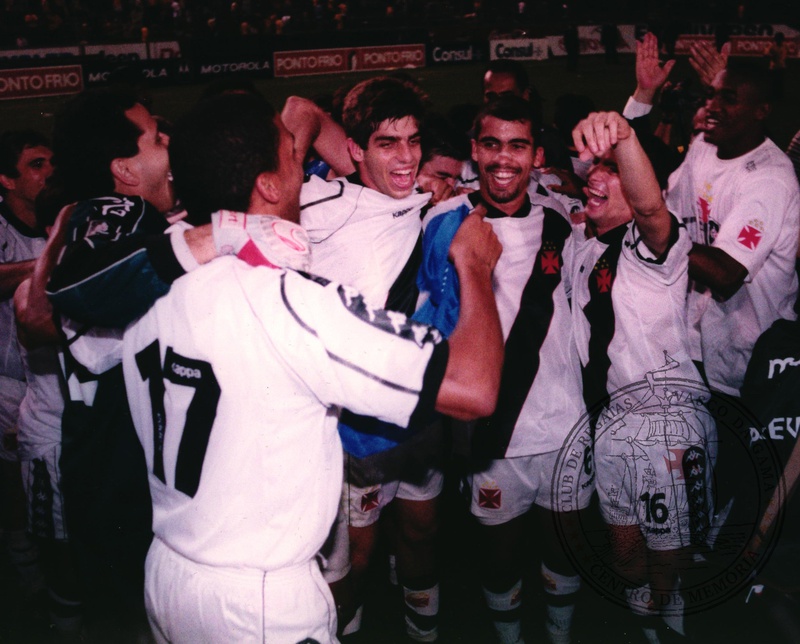 Grupo comemora no gramado após o apito final