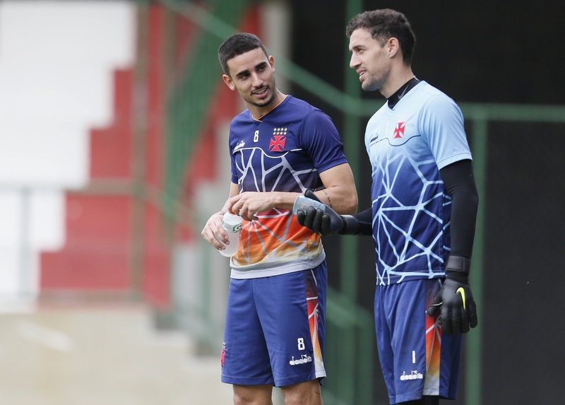 Thiago Galhardo conversa com o Martín Silva em treino