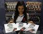 Brenda posa com os desenhos de Thiago Galhardo, Henrique e Andrés Ríos (Carlos Gregório Jr/Vasco.com.br)