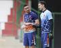 Thiago Galhardo conversa com o Martín Silva em treino (Rafael Ribeiro/Vasco.com.br)