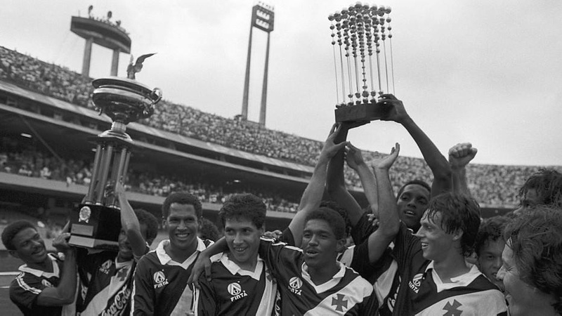 Vascaínos festejam bicampeonato brasileiro no Morumbi