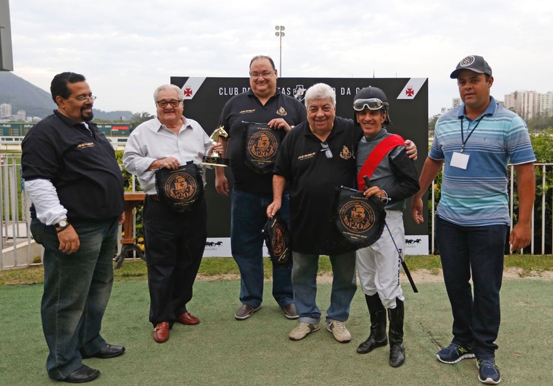 Vasco recebeu homenagem do Jockey Club Brasileiro