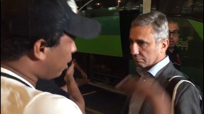 Alexandre Campello ouviu a reclamação dos torcedores antes de entrar no ônibus