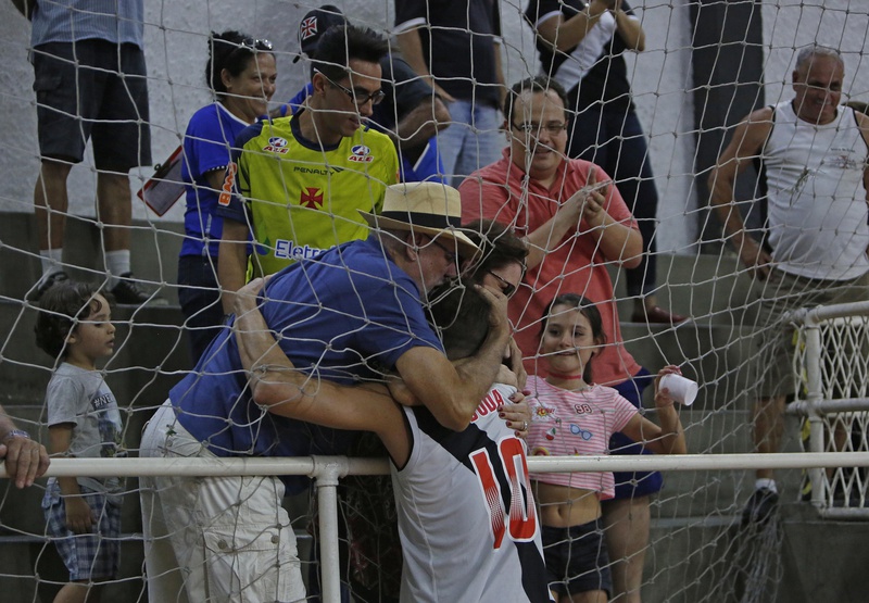 Duda recebe o carinho da família após a vitória sobre o Botafogo