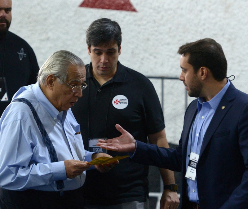 Eurico Miranda e Julio Brant conversam na última eleição do Vasco