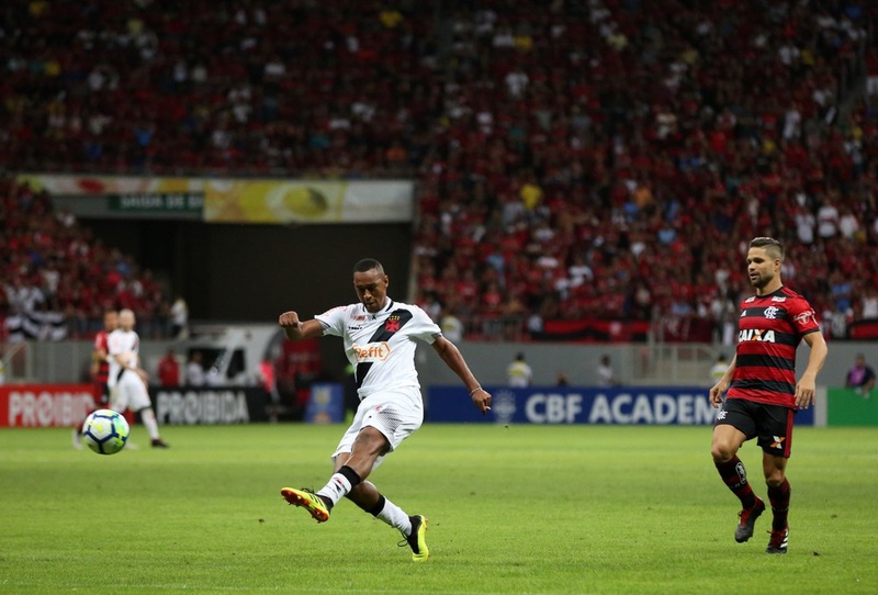 Fabricio em ação contra o Flamengo