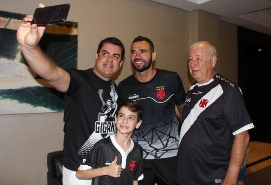 Leandro Castan posa para foto com família vascaína